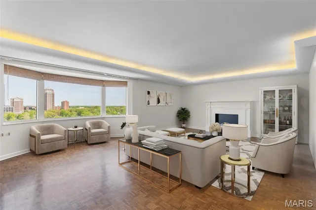 $890,000 | 710 South Hanley Road, Unit 18B, Clayton, MO 63105