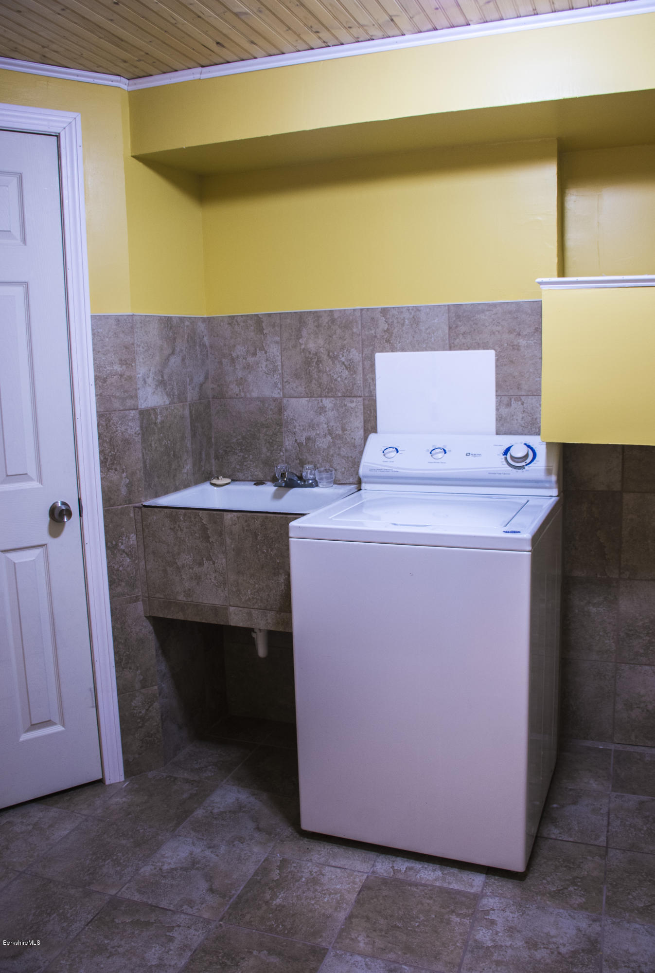 654 Clayton Road Sheffield, MA 01222 - Photo 14 of 20 a utility room with dryer and washer