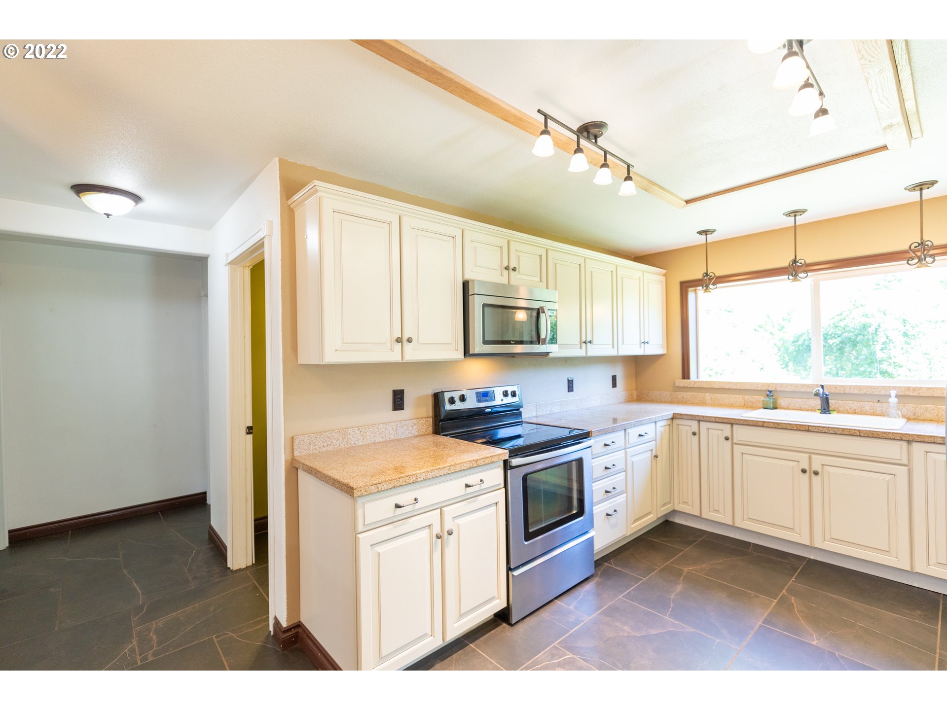 5006 Buckhorn Road Roseburg, OR 97470 - Photo 12 of 32 Kitchen