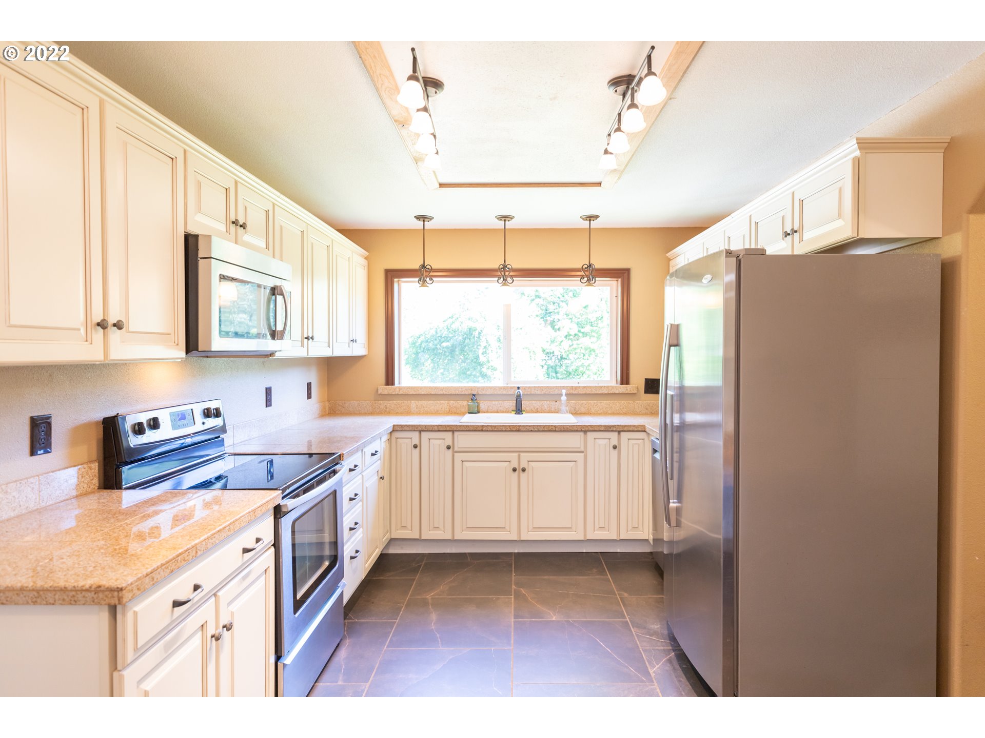 5006 Buckhorn Road Roseburg, OR 97470 - Photo 9 of 32 Kitchen