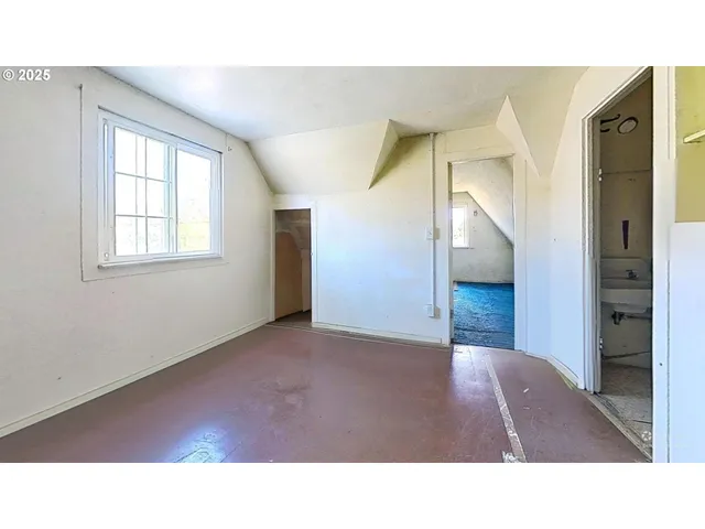 $215,000 | 202 Northeast Fulton Street, Roseburg, OR 97470