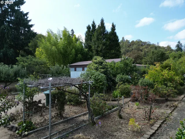 $215,000 | 202 Northeast Fulton Street, Roseburg, OR 97470