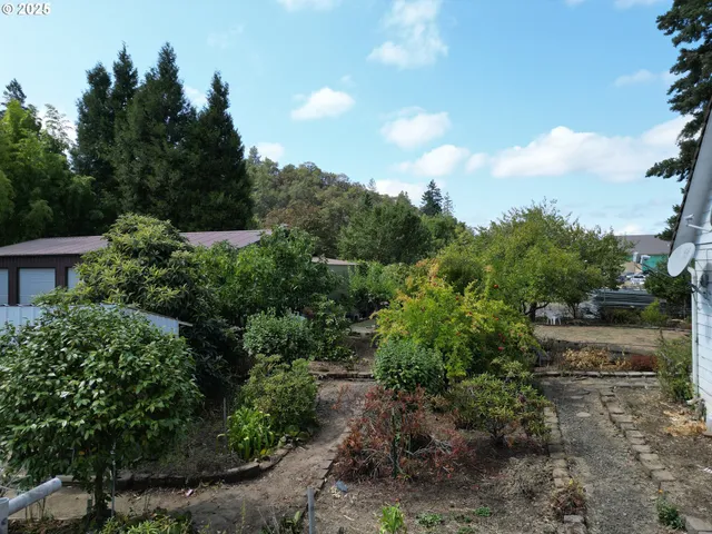 $215,000 | 202 Northeast Fulton Street, Roseburg, OR 97470