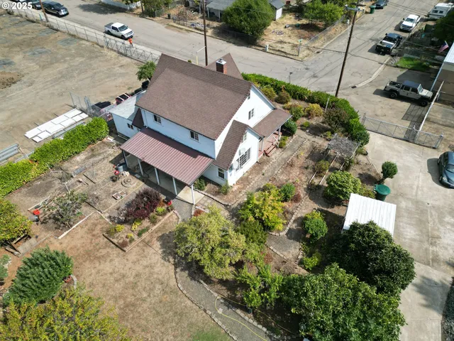 $215,000 | 202 Northeast Fulton Street, Roseburg, OR 97470