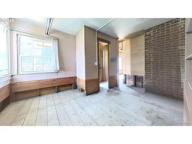 $215,000 | 202 Northeast Fulton Street, Roseburg, OR 97470