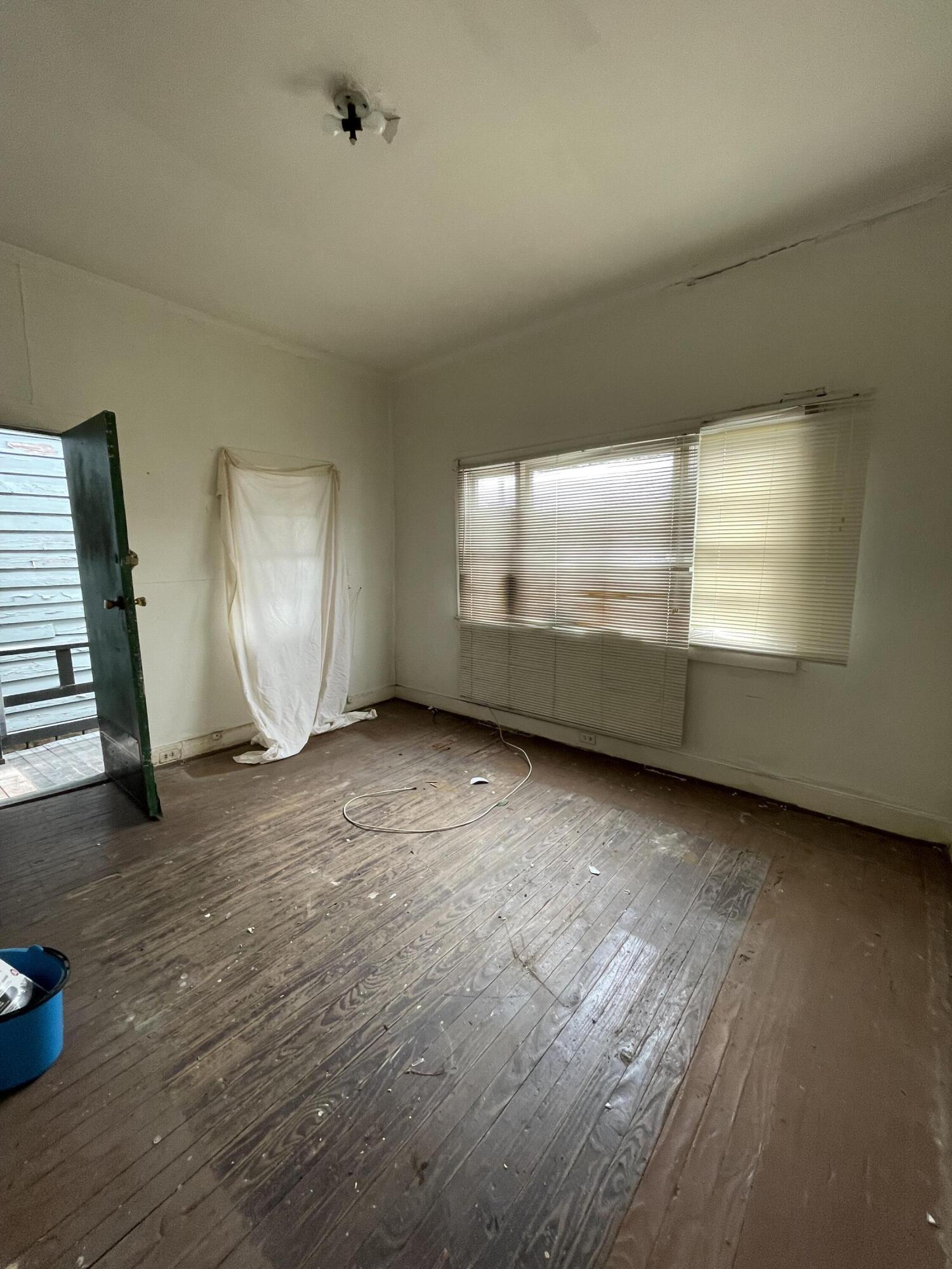 90 Romney Street Charleston, SC 29403 - Photo 3 of 10 IMG_4378