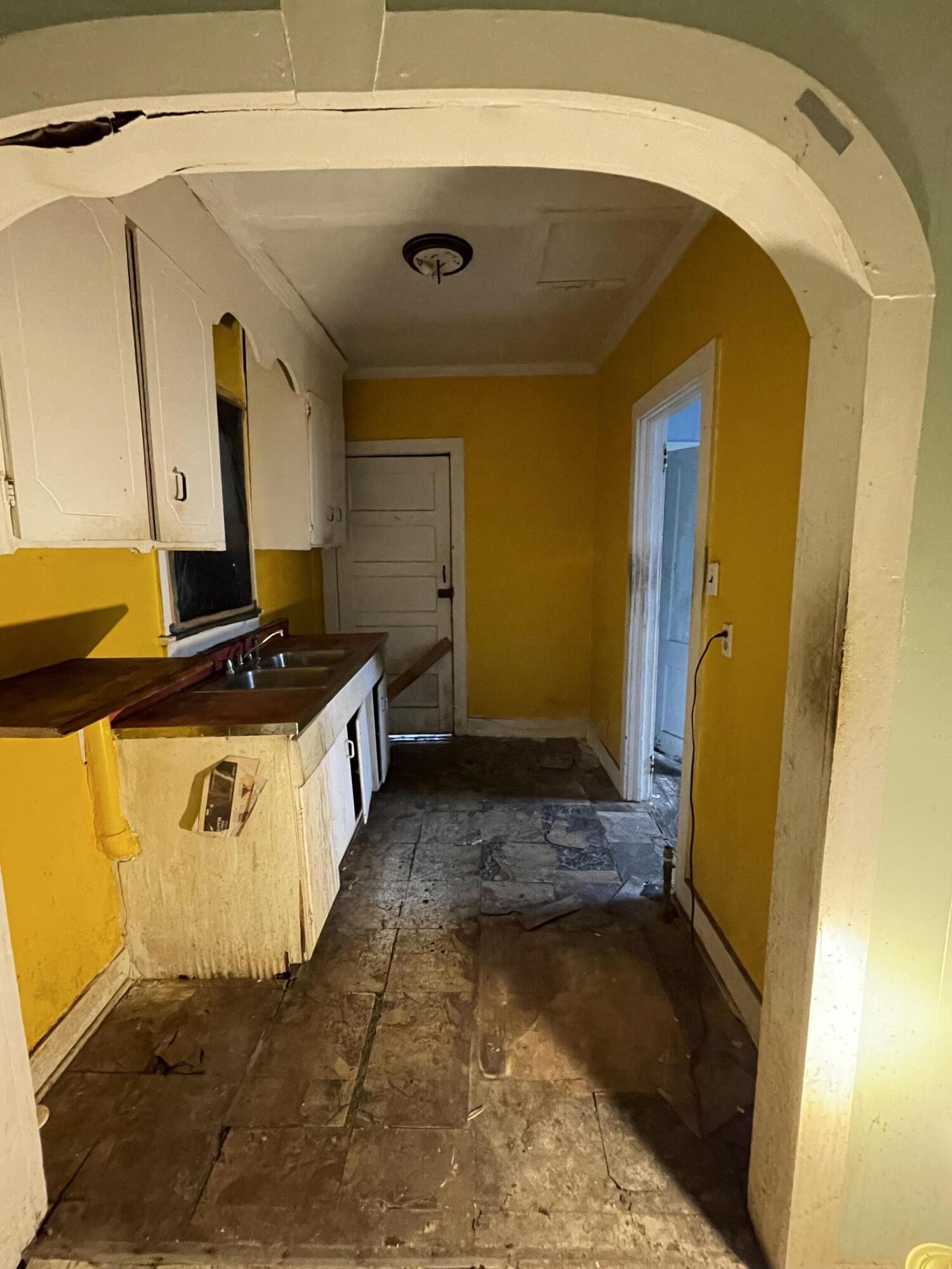 90 Romney Street Charleston, SC 29403 - Photo 5 of 10 IMG_4374
