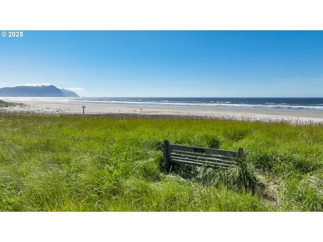 a black and white photo of a building