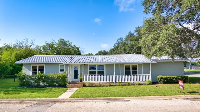a view of a bench in middle of the green field