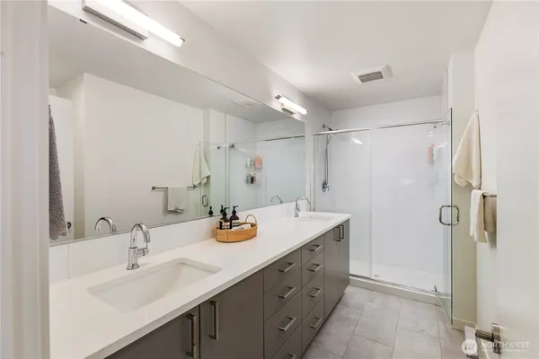 a en suite bathroom with double vanity sinks and a mirror