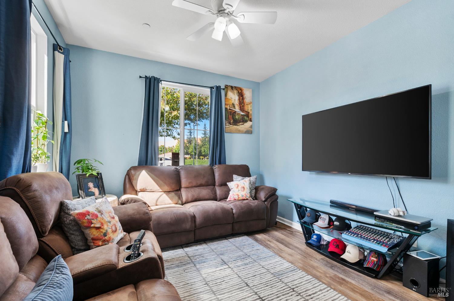 5311 Gramercy Circle Fairfield, CA 94533 - Photo 20 of 43 a living room with furniture and a flat screen tv