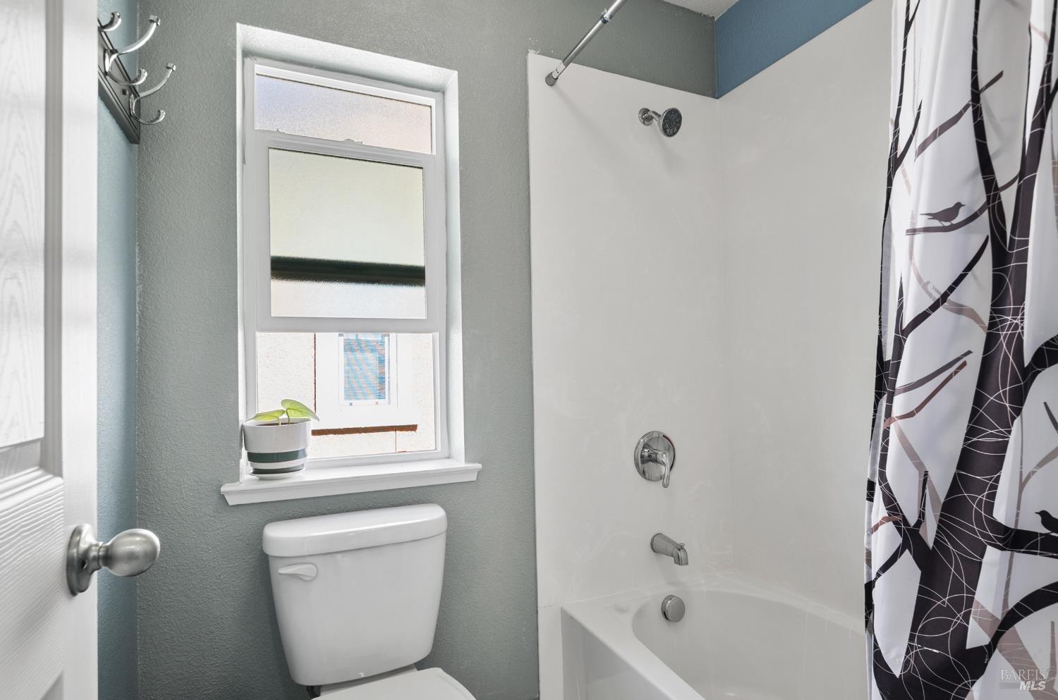 5311 Gramercy Circle Fairfield, CA 94533 - Photo 37 of 43 a bathroom with a toilet a sink and a bathtub