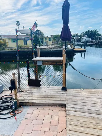 a view of entryway and patio