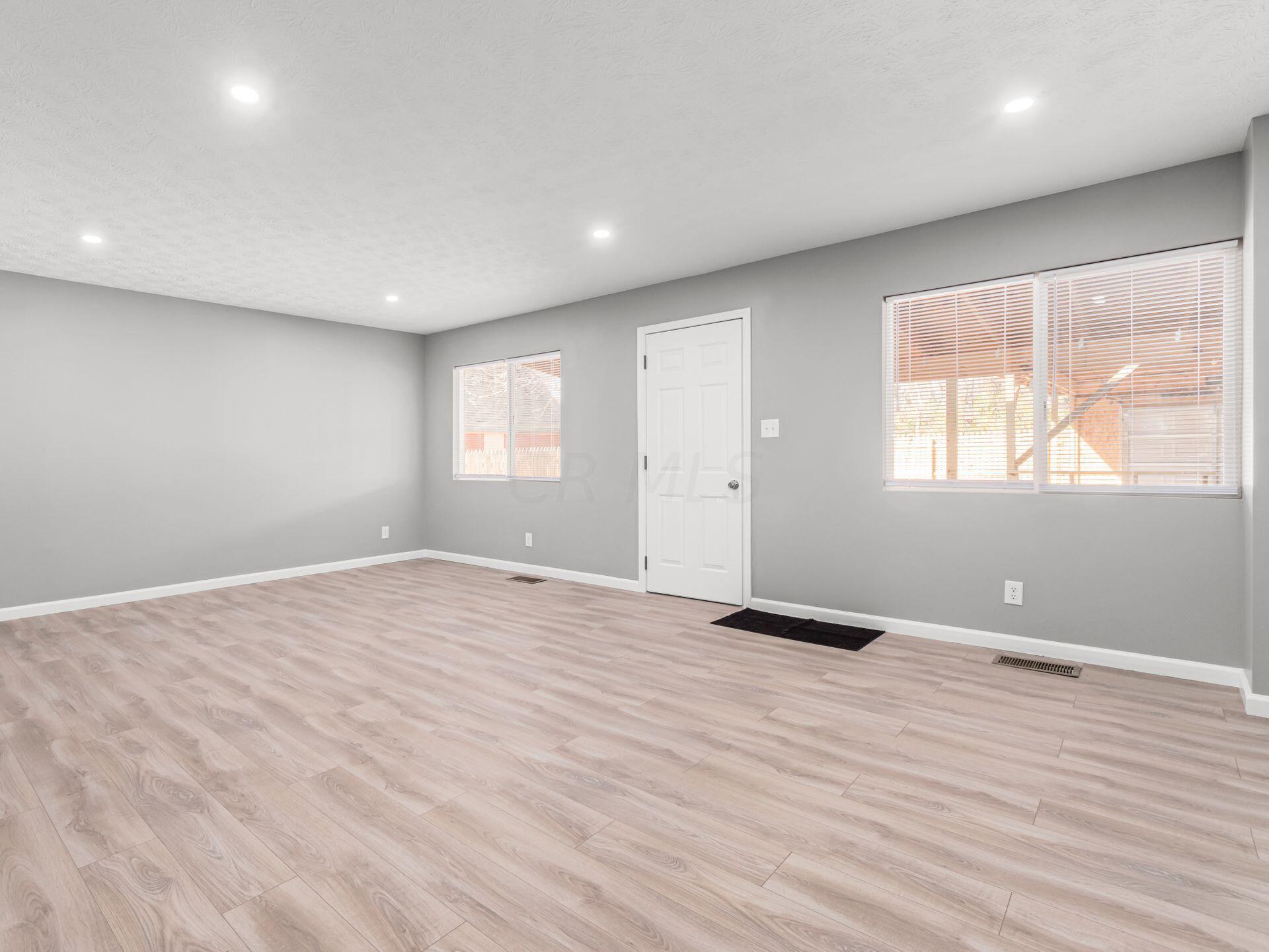 2318 Ridgeway Avenue Columbus, OH 43219 - Photo 9 of 29 Living Room