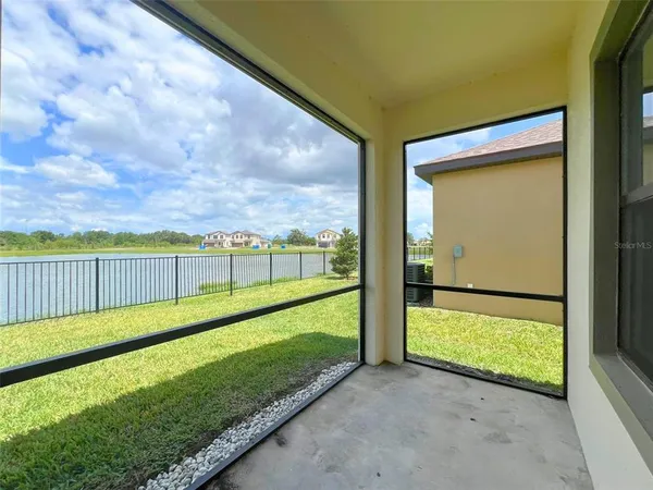 a view of a back yard