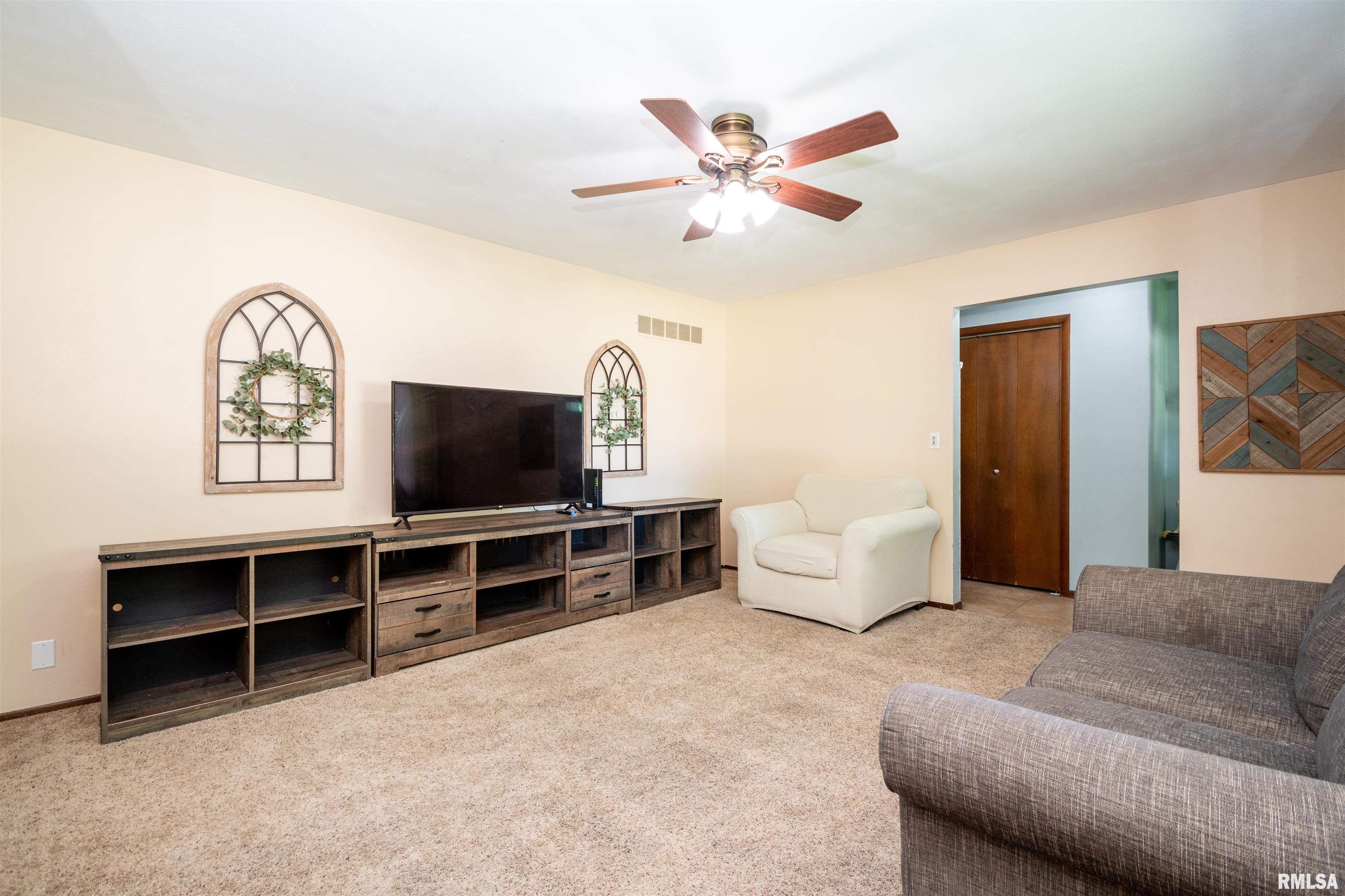 415 Ridgecrest Drive Washington, IL 61571 - Photo 7 of 32