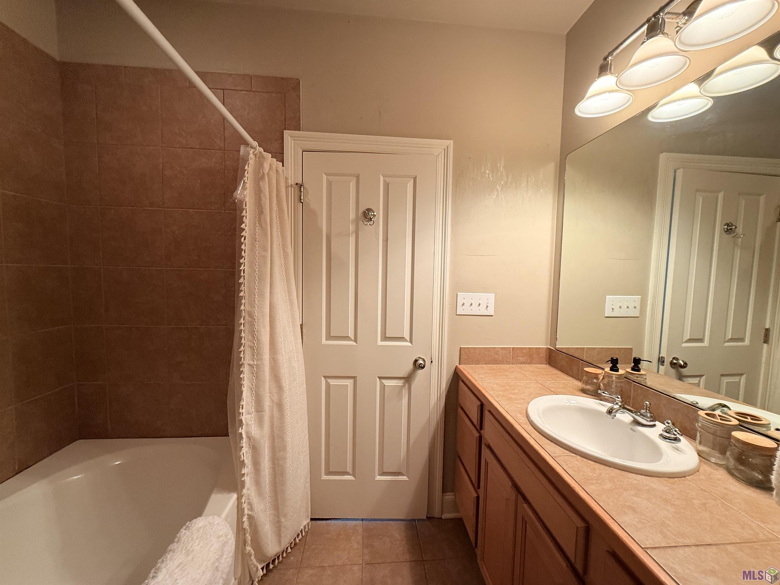 14013 Stone Gate Drive Baton Rouge, LA 70816 - Photo 9 of 13 Primary bath with a Soaking Tub