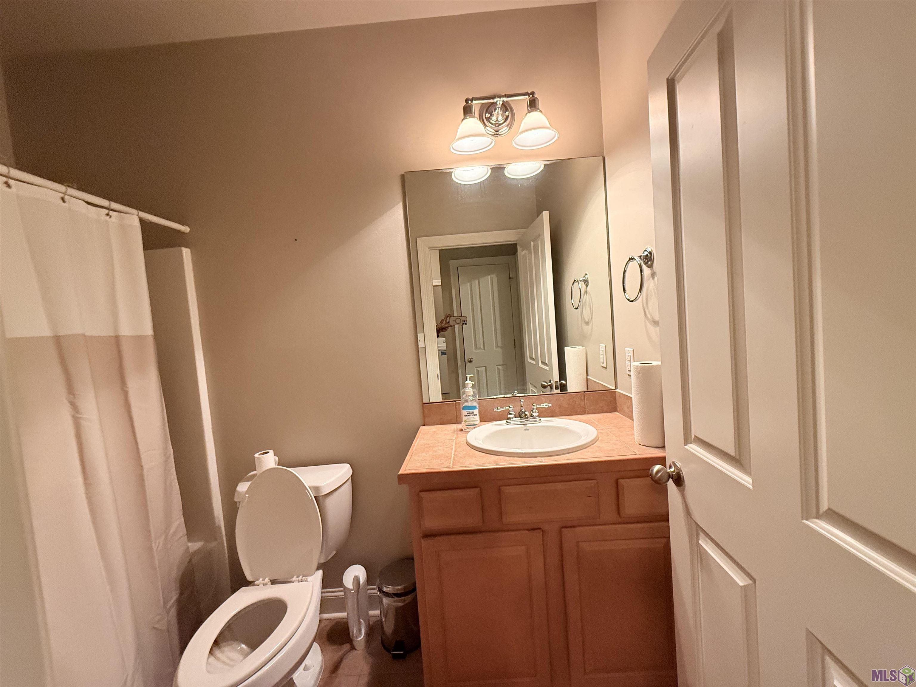 14013 Stone Gate Drive Baton Rouge, LA 70816 - Photo 10 of 13 Secondary bathroom