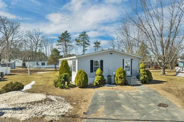 $299,900 | 69 Oak Drive, North Hampton, NH 03862