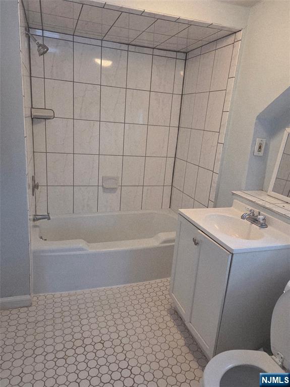 274 Franklin Turnpike, Unit GARAGE APART Ridgewood, NJ 07450 - Photo 8 of 11 a bathroom with a sink and a bathtub