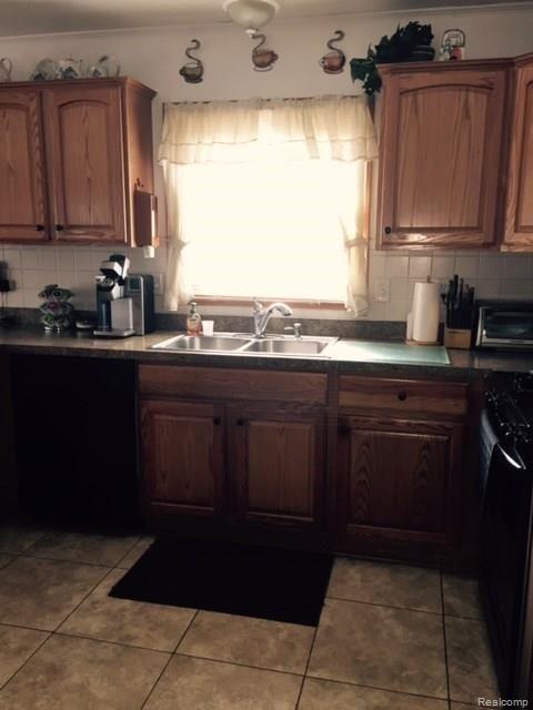 28364 Lange Road New Baltimore, MI 48047 - Photo 18 of 32 kitchen4.jpg