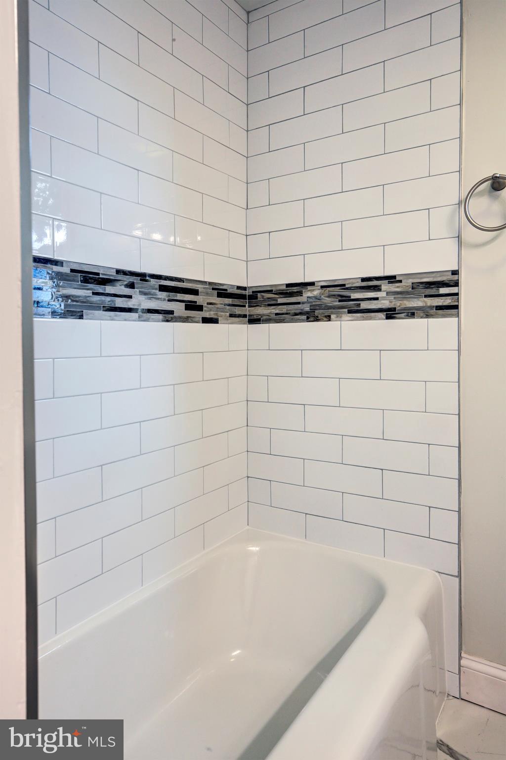238 Dale Road Pasadena, MD 21122 - Photo 14 of 27 Hall Bath tiled tub