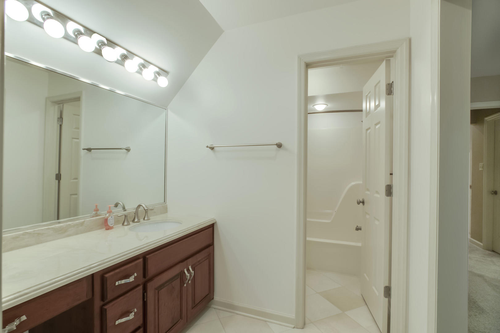 141 Baypath Drive Oak Ridge, TN 37830 - Photo 30 of 40 30_BaypathDrive_141_GuestBath3