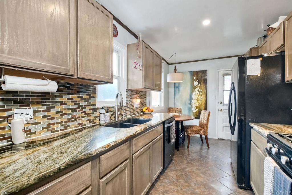 476 La Veta Avenue Encinitas, CA 92024 - Photo 8 of 24 a kitchen with lots of counter top space