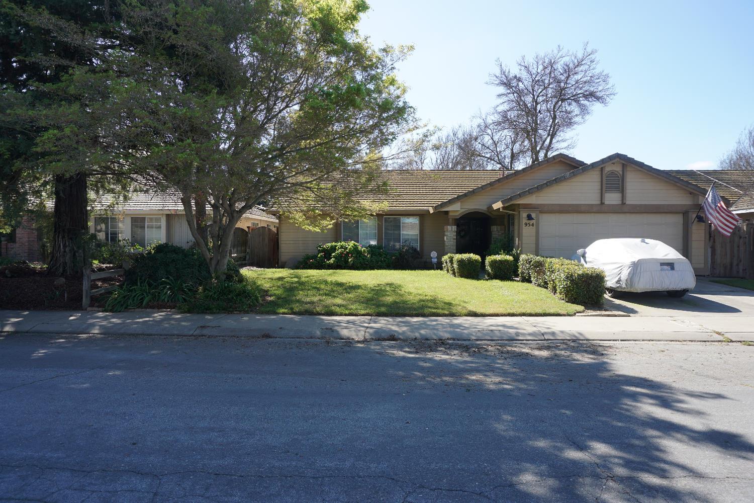 954 Wake Forest Court Merced, CA 95348 - Photo 1 of 36 a front view of a house with a yard and garage