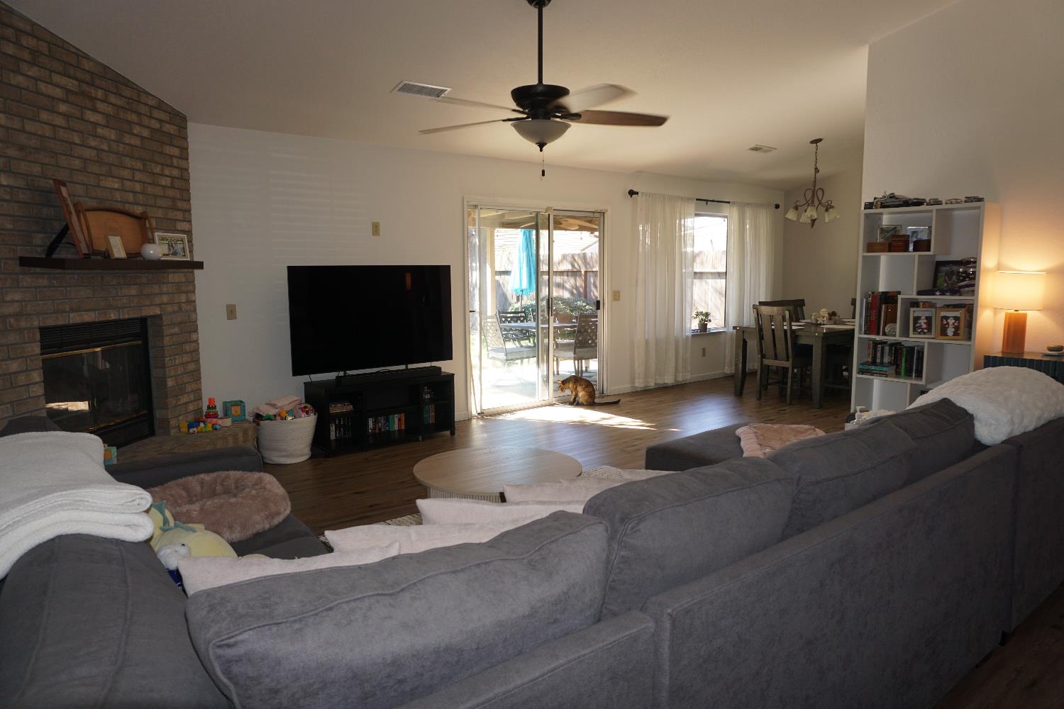 954 Wake Forest Court Merced, CA 95348 - Photo 5 of 36 a living room with furniture and a flat screen tv