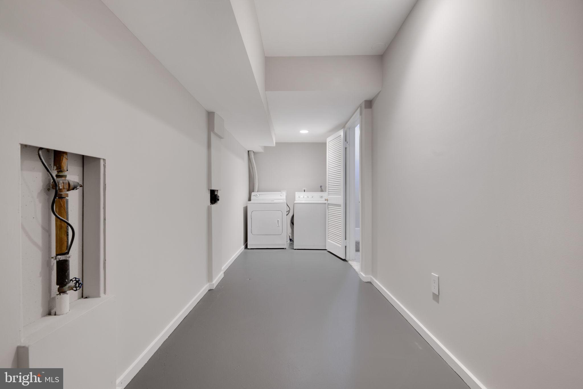 7267 Olde Lantern Way Springfield, VA 22152 - Photo 36 of 52 a view of a big room with closet and windows