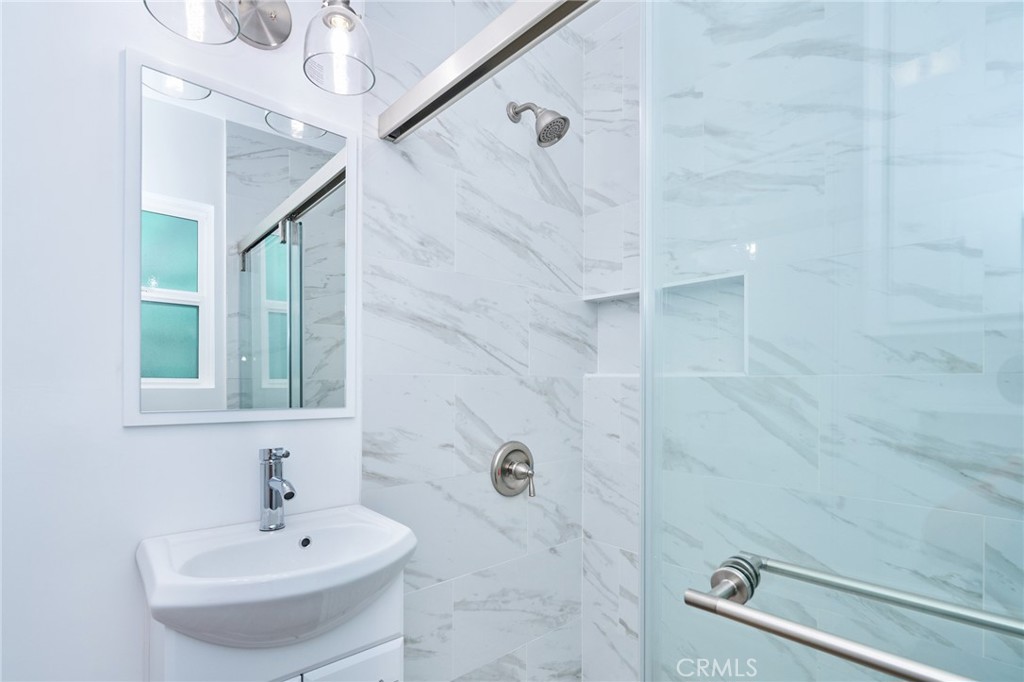 314 Coronado Avenue, Unit A Long Beach, CA 90814 - Photo 10 of 17 Bathroom