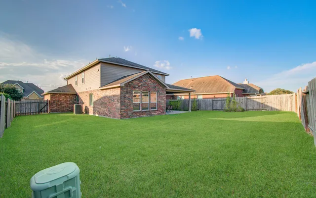 a view of a house with backyard and garden