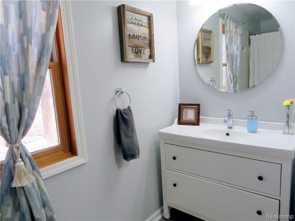 2663 Fisk Road Howell, MI 48843 - Photo 23 of 31 Main Bath2.JPG