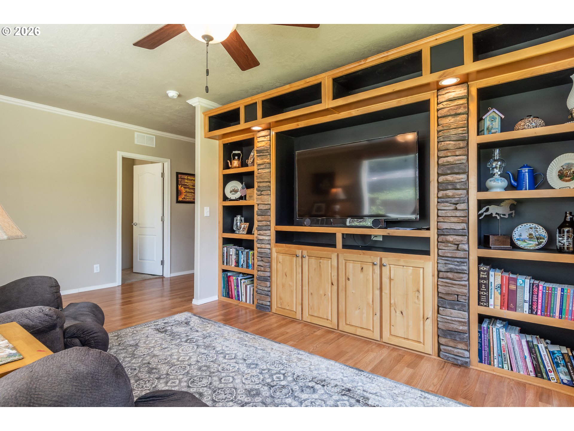 5833 Hubbard Creek Road Umpqua, OR 97486 - Photo 29 of 48 Family Room