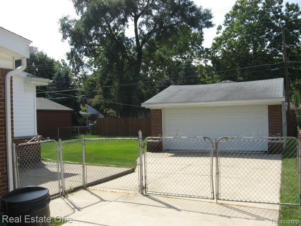 17511 Rougeway Street Livonia, MI 48152 - Photo 19 of 20 IMG_9830.jpg