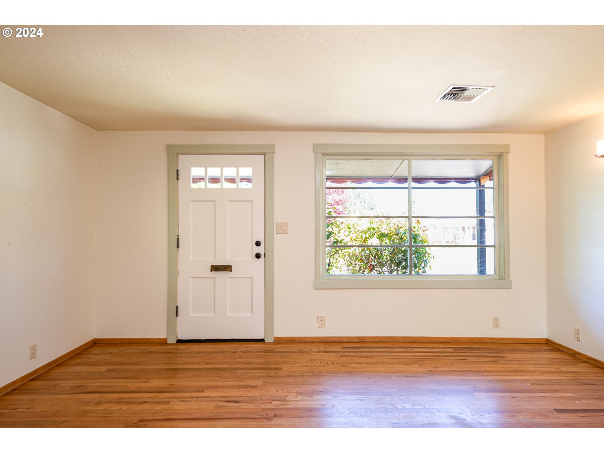 2915 Mill Street Eugene, OR 97405 - Photo 7 of 37 a view of an empty room and window