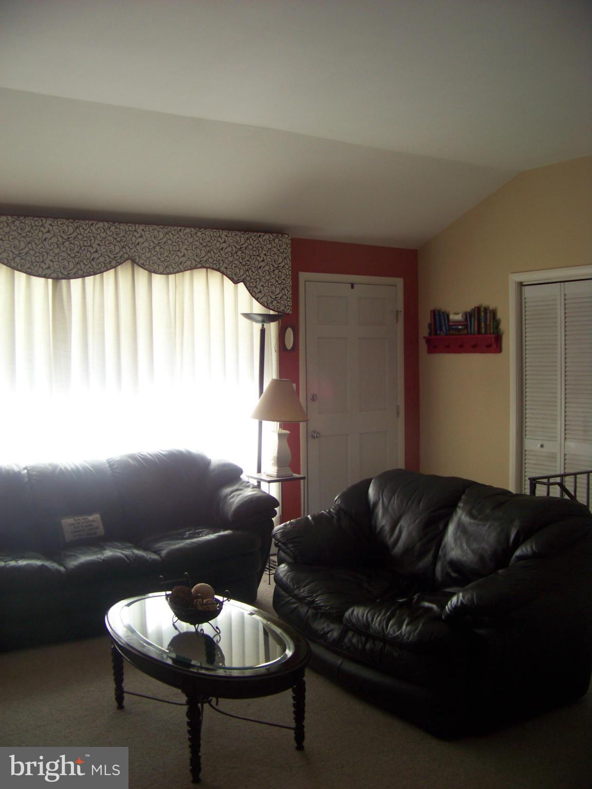 922 Cromwell Bridge Road Towson, MD 21286 - Photo 8 of 14 Living Room