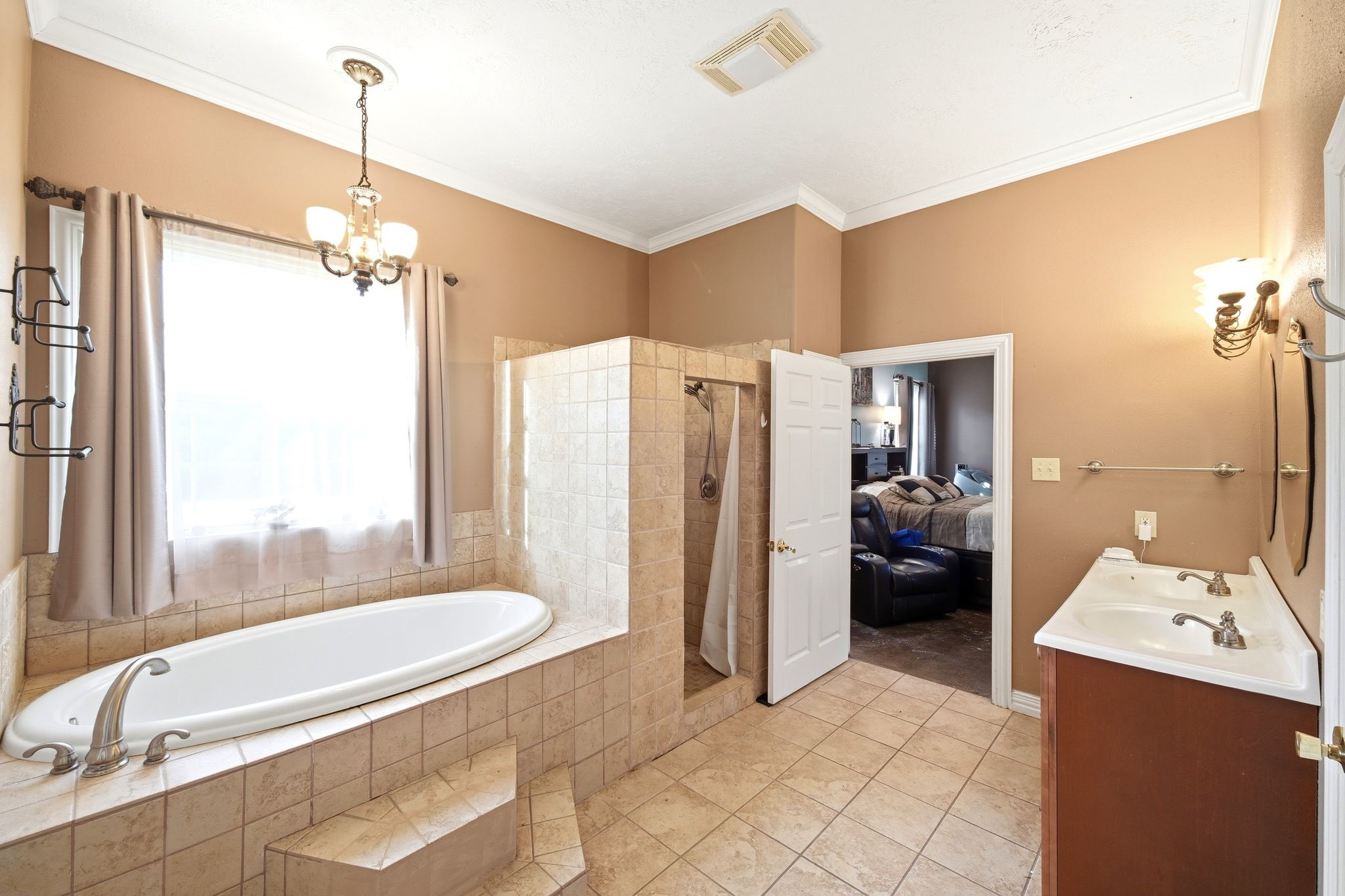 144 Wood Farm Road Huntsville, TX 77320 - Photo 20 of 50 a bathroom with a tub a sink and mirror