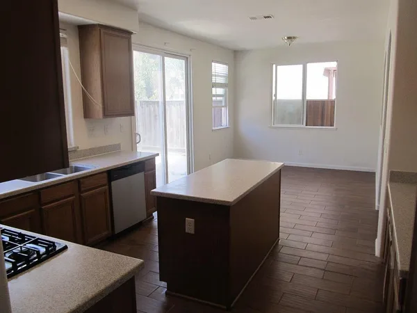 $2,800 | 233 American Farms Avenue, Lathrop, CA 95330