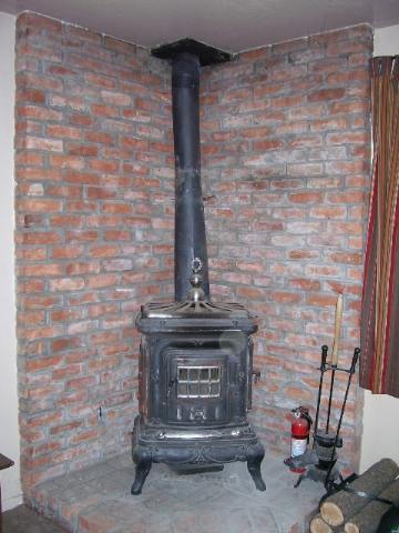195 East Woodland Lake Road Pinetop, AZ 85935 - Photo 3 of 5 a room with a fireplace