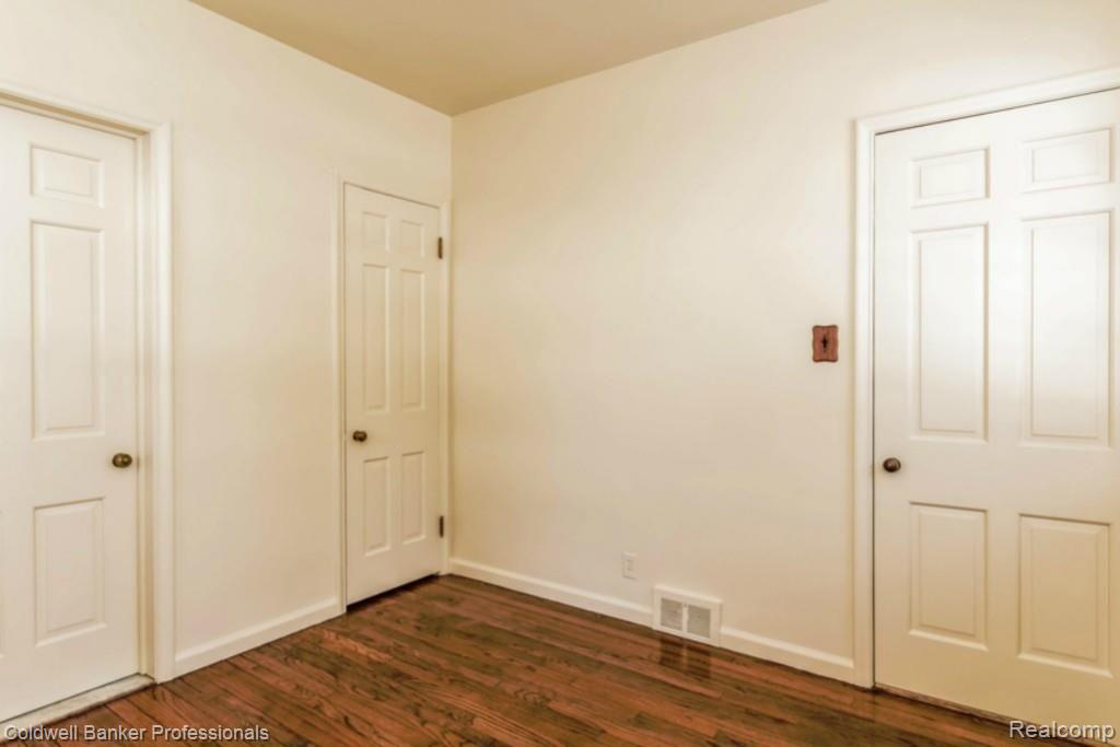 240 Vendome Road Grosse Pointe, MI 48236 - Photo 16 of 33 022-Bedroom-1461103-mls.jpg