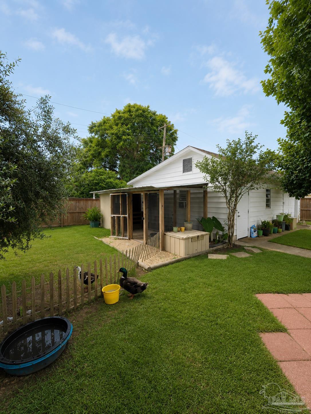 215 Berry Road Pensacola, FL 32507 - Photo 12 of 19 Predator resistant chicken coop