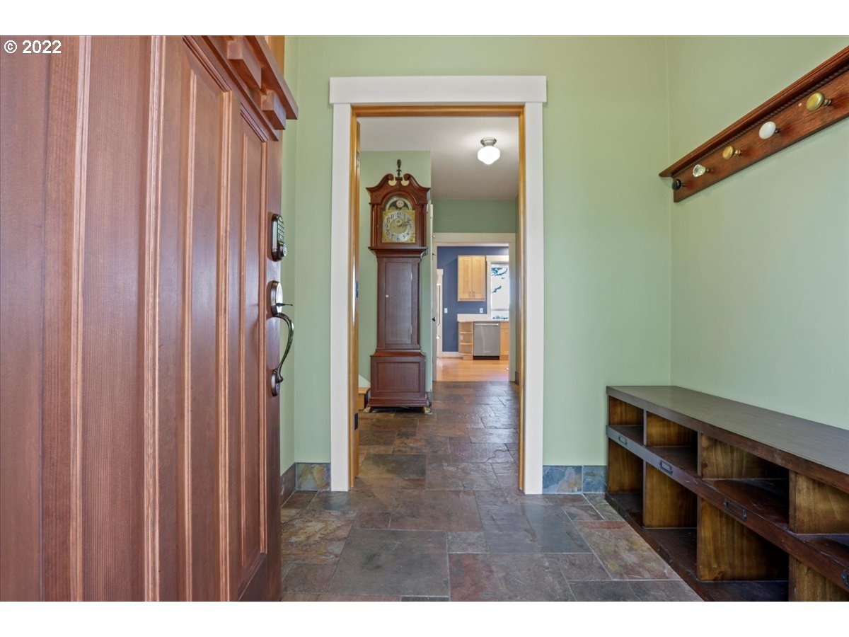 636 Hunter Road Hood River, OR 97031 - Photo 7 of 32 Gallery Image 7