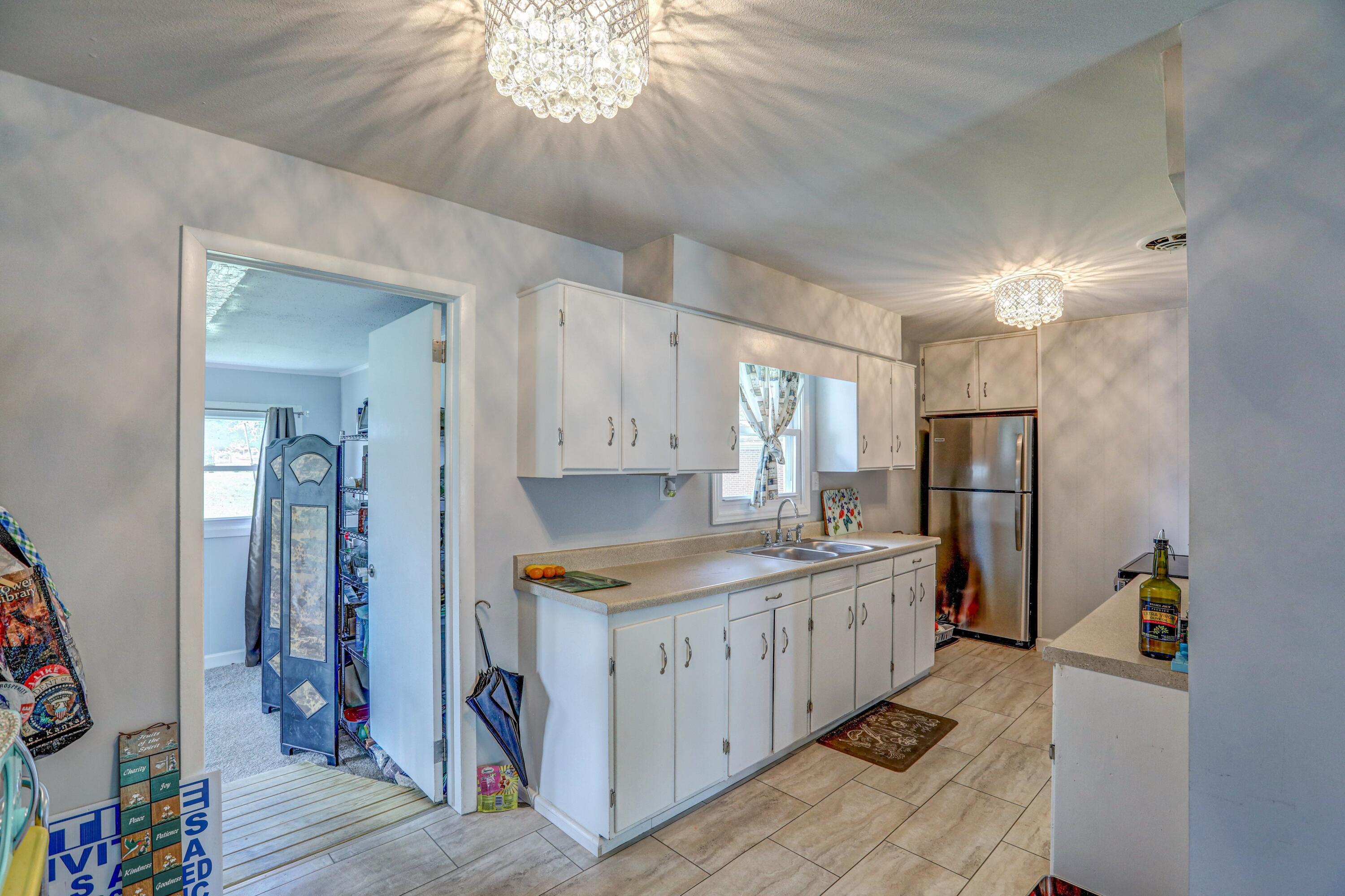 150 Grable Road Bristol, VA 24201 - Photo 11 of 22 150 Grabel Road kitchen