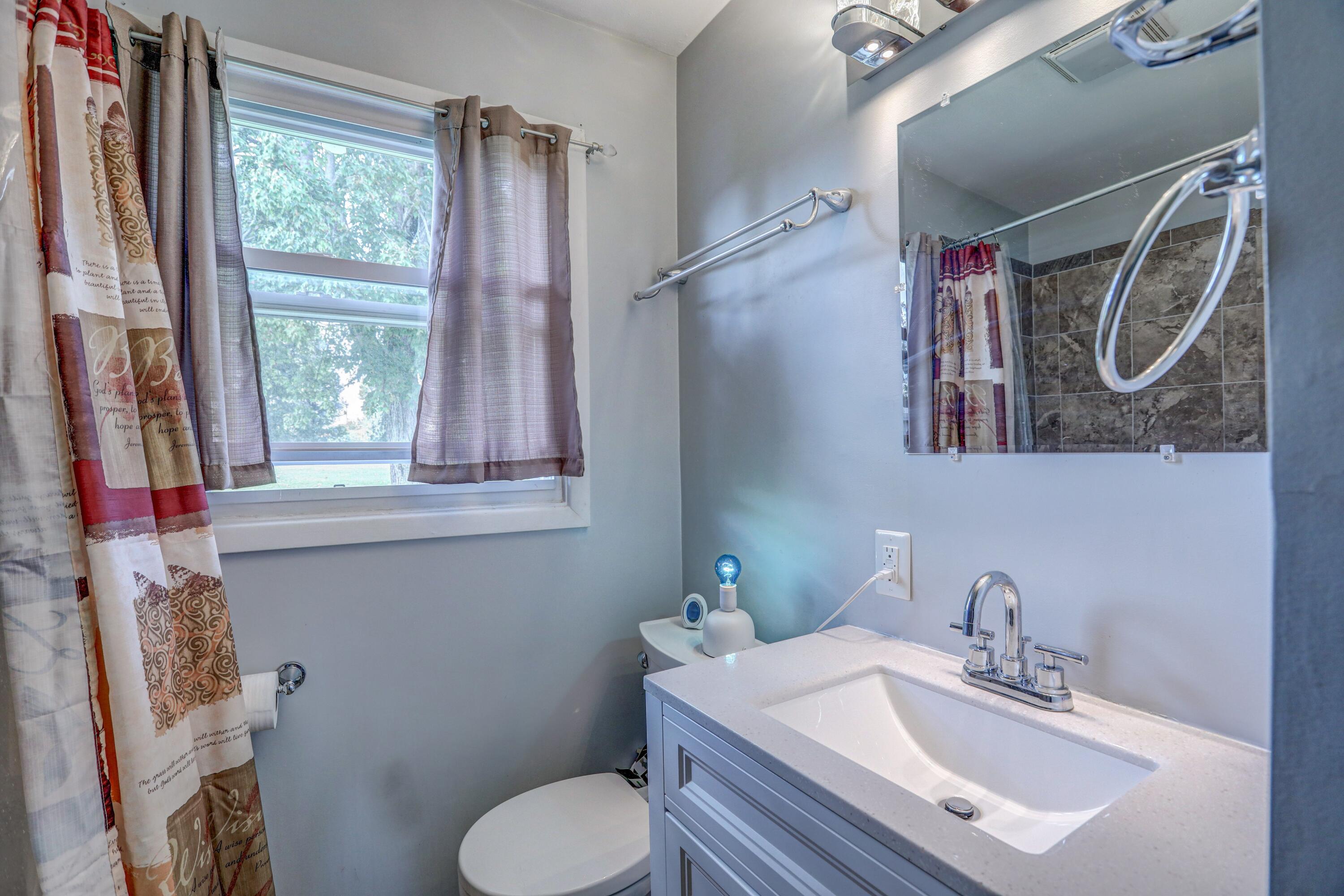 150 Grable Road Bristol, VA 24201 - Photo 20 of 22 150 Grabel Road full bath pic 2