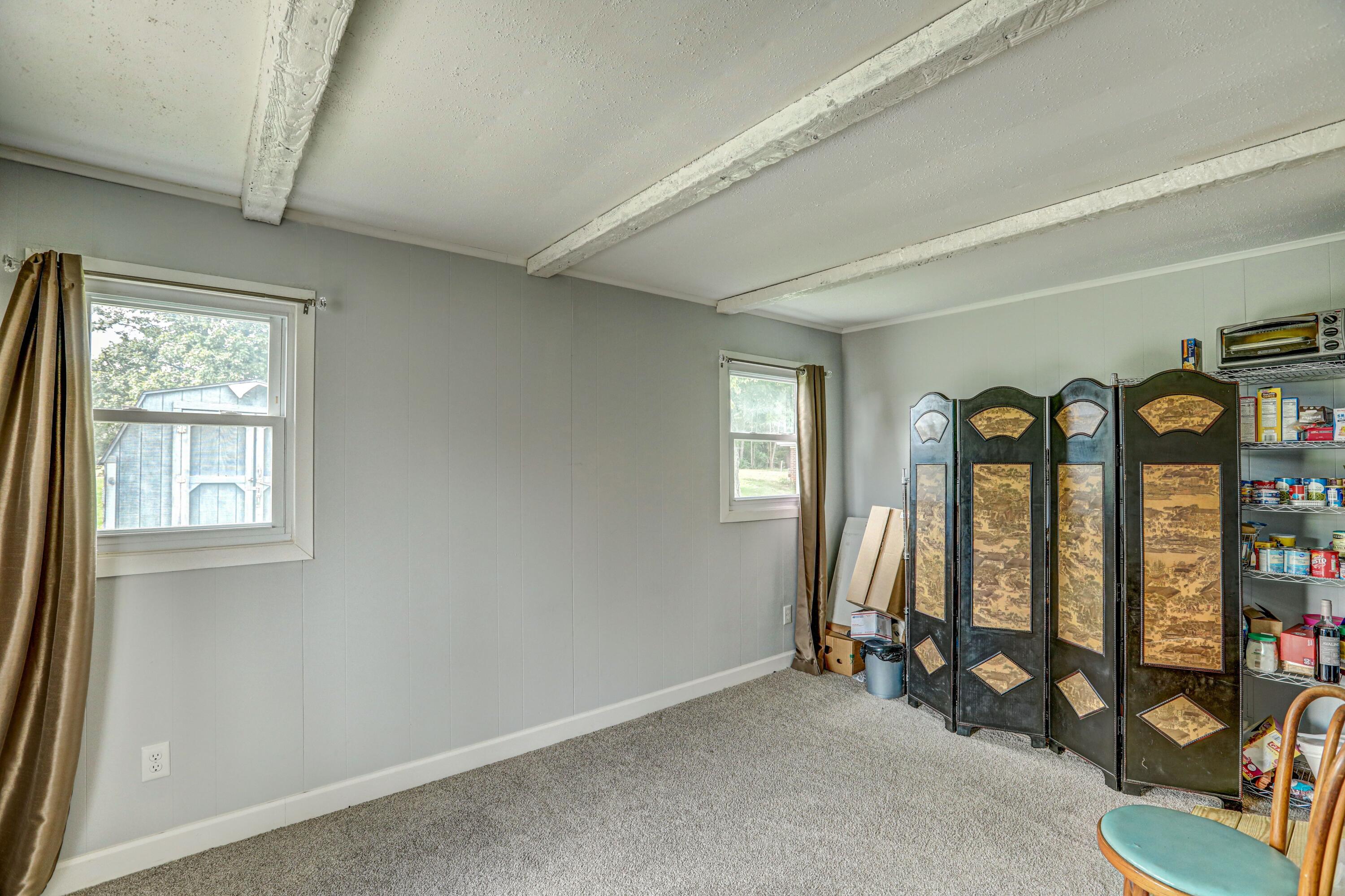 150 Grable Road Bristol, VA 24201 - Photo 7 of 22 150 Grabel Road sunroom pic 2