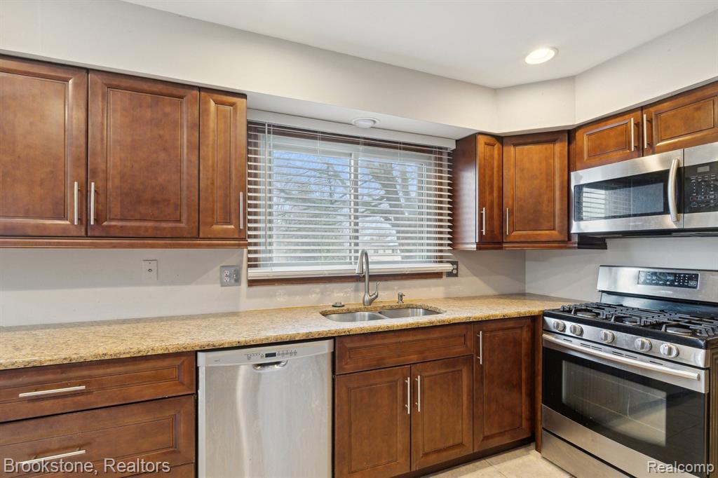 36875 Chesapeake Road Farmington Hills, MI 48335 - Photo 15 of 41