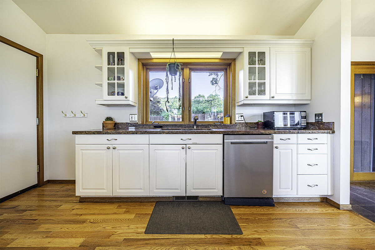 3960 Independence School Road Medford, OR 97501 - Photo 11 of 47 DSC07342-HDR-Edit