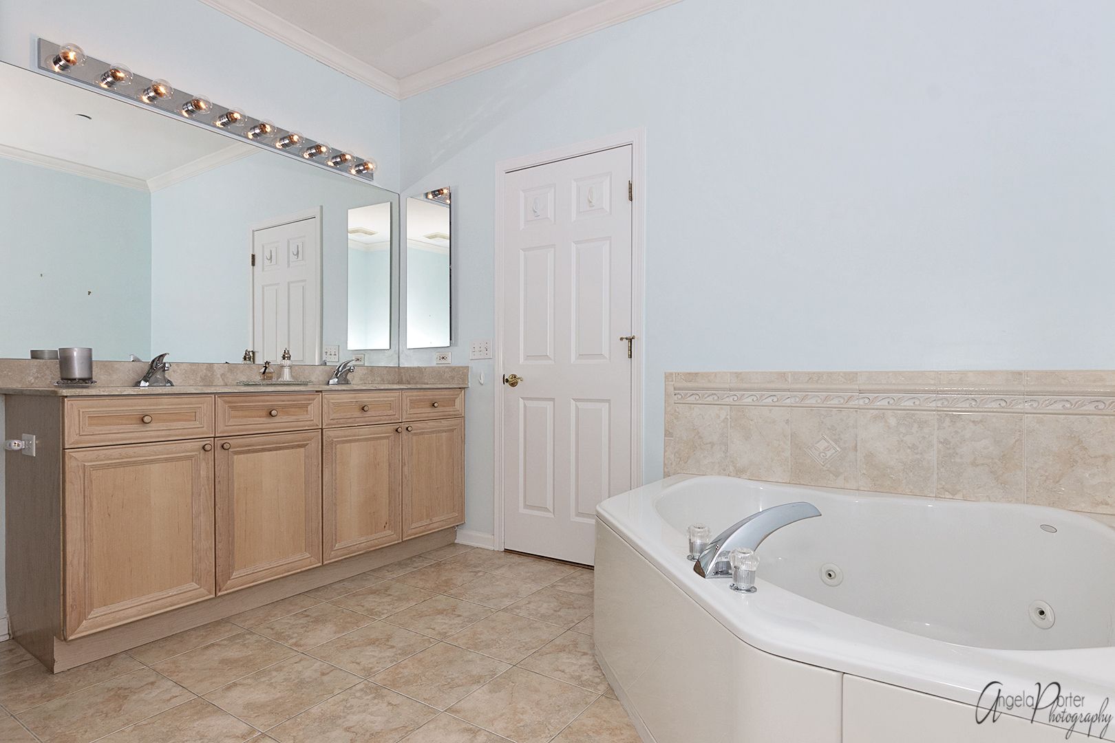 640 McHenry Road, Unit 108 Wheeling, IL 60090 - Photo 12 of 30 a bathroom with a bathtub and a sink